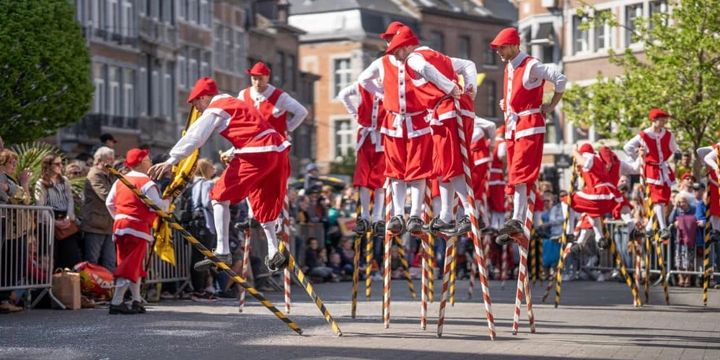 Folklore en levendige stadsfeesten gevierd